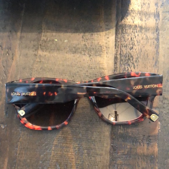 Louis Vuitton sunglasses lightly used in excellent condition ! - Picture 4 of 9
